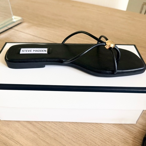 Steve Madden Black Addisyn Strappy Flat Thong Sandals & Gold Accent Size 8 NEW - Picture 5 of 7